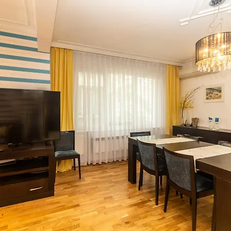 Elegant & Spacious Near Ndk Apartamento Sofía